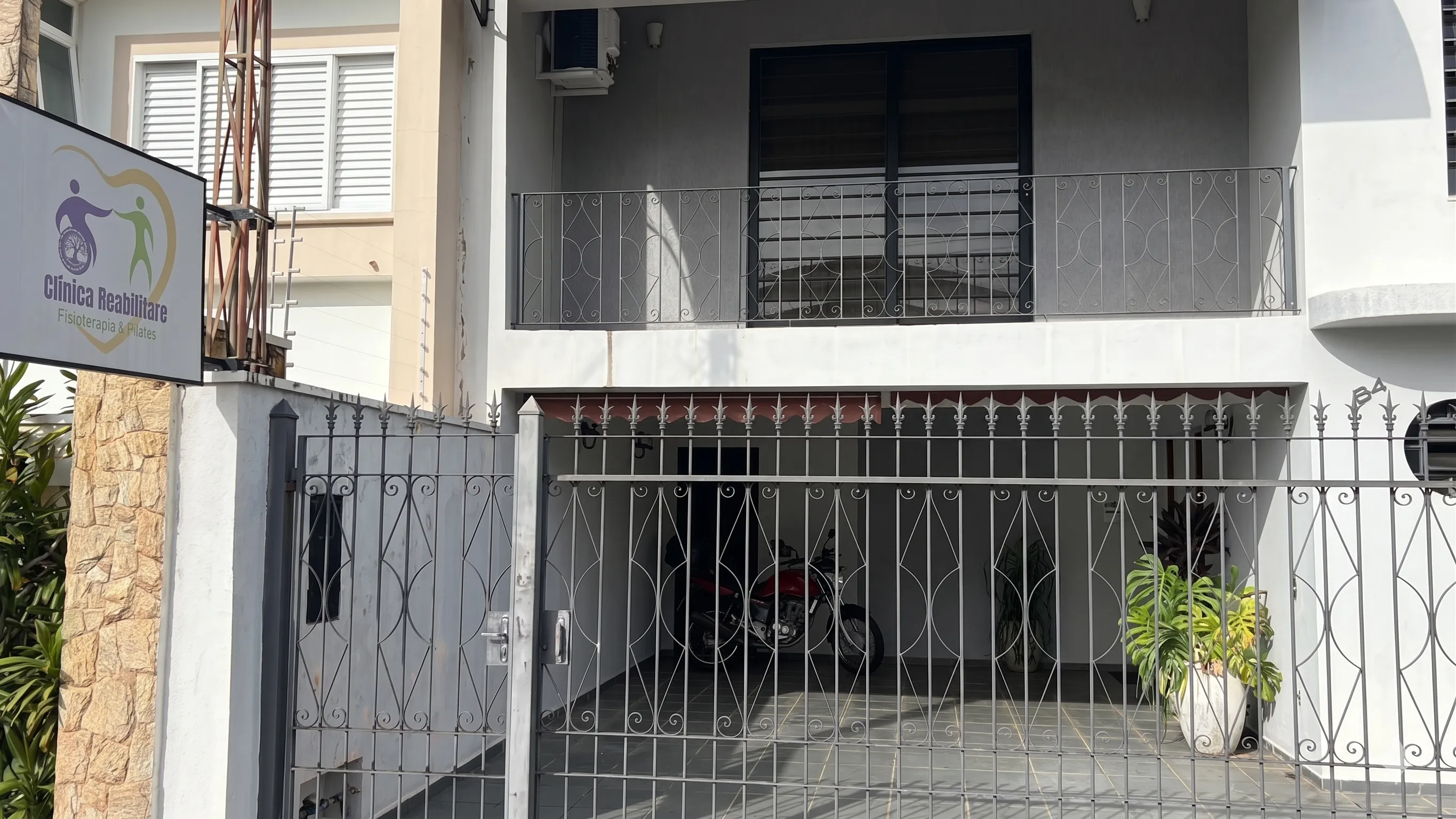 Detalhe dos equipamentos e ambiente de reabilitação